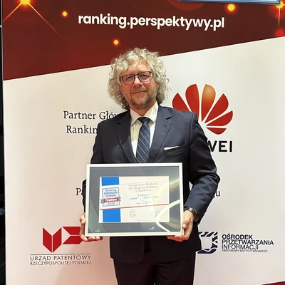 Dziekan Zaleski trzymający nagrodę