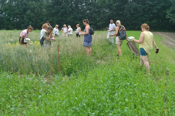 Studenci na zajęciach w kombinacie rolnym