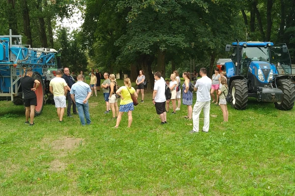 Studenci na zajęciach w kombinacie rolnym