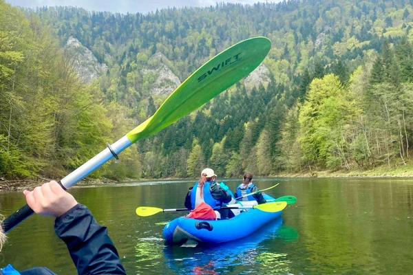 Uczestnicy w kajakach