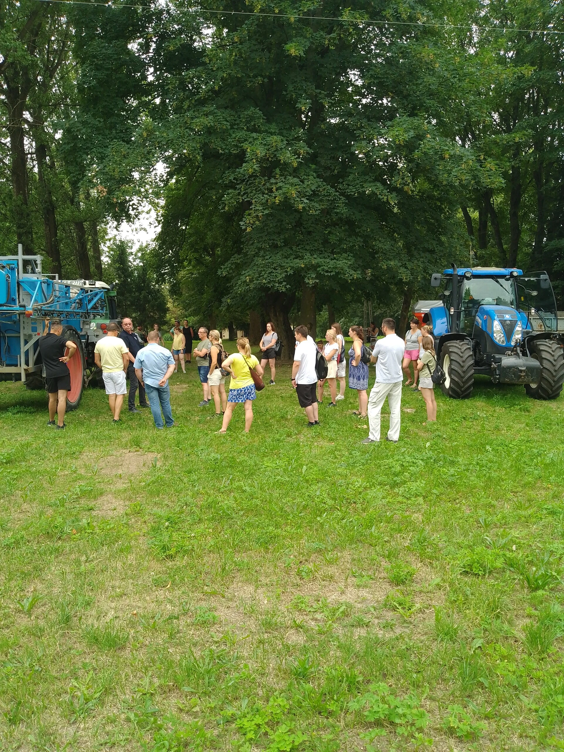 Studenci na zajęciach w kombinacie rolnym