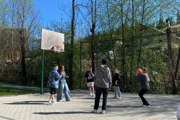 Uczestnicy na placu