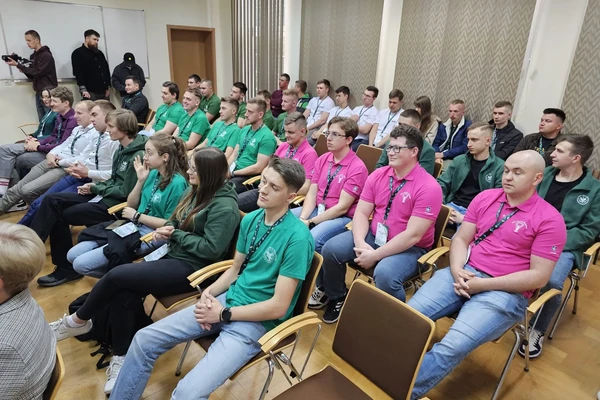 Zdjęcie uczestników w sali