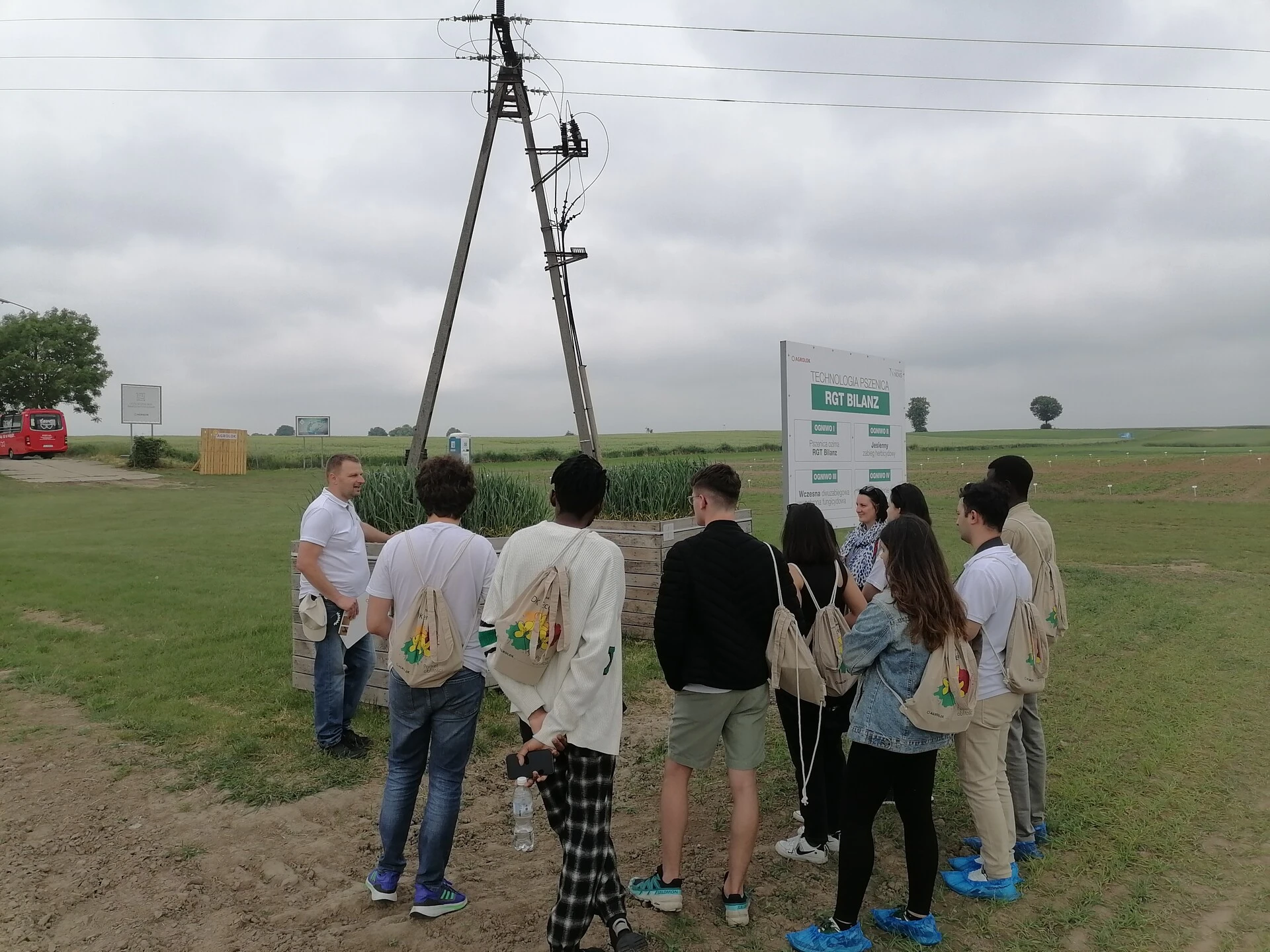 Zdjęcie studentów na polu